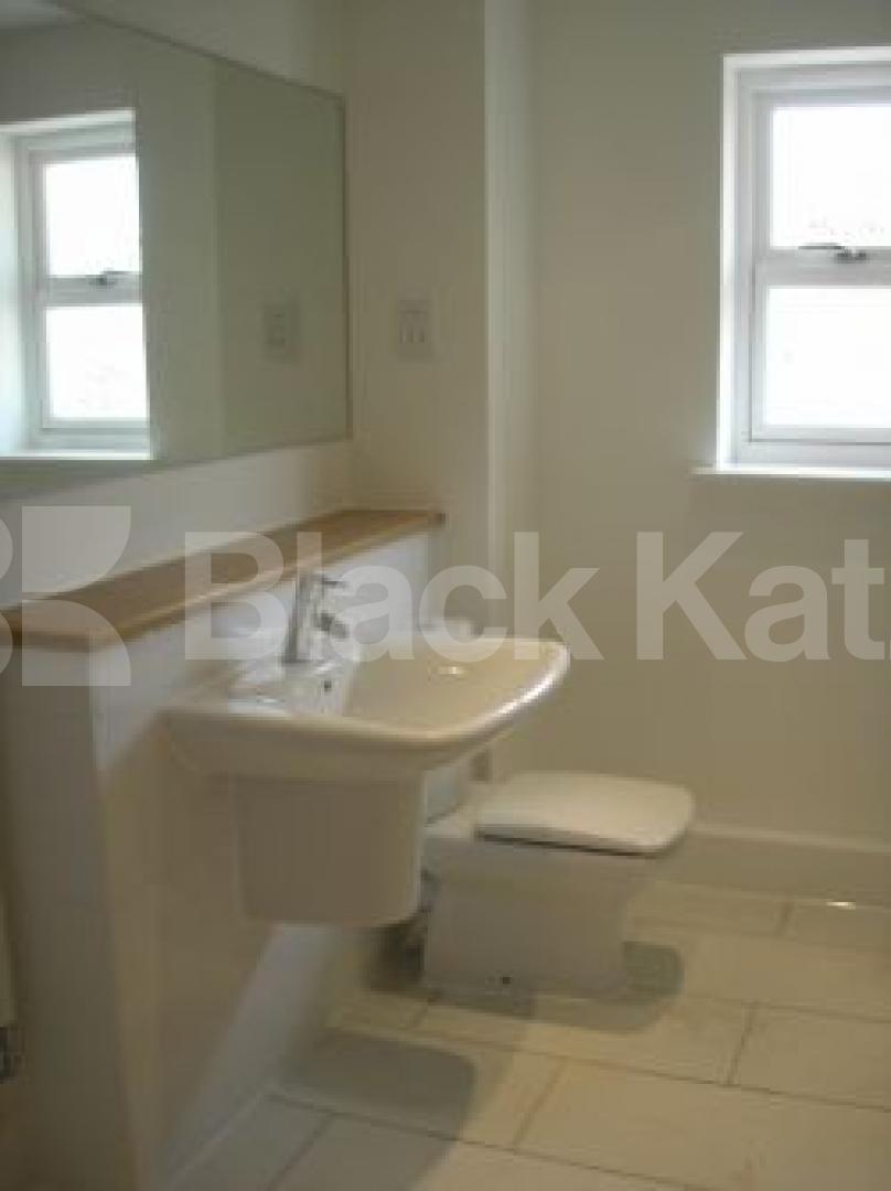 			5 Bedroom, 1 bath, 1 reception Flat			 Canal Boulevard, CAMDEN NW1